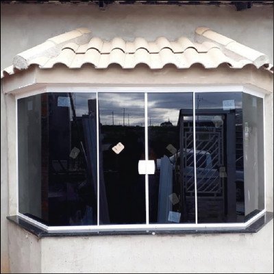 Janela Vidro Fumê em Ângulo