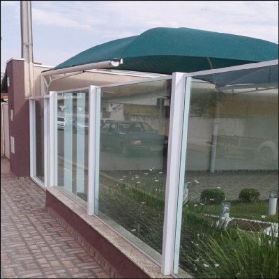 Muro em Vidro Temperado com Portão de Garagem