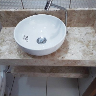 Lavatório em Mármore Com Cuba e Prateleira