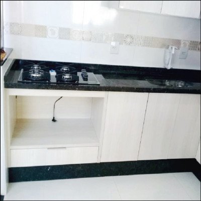 Cozinha em Granito Verde Pérola Sendo Balcão + Pia e Área de Cooktop