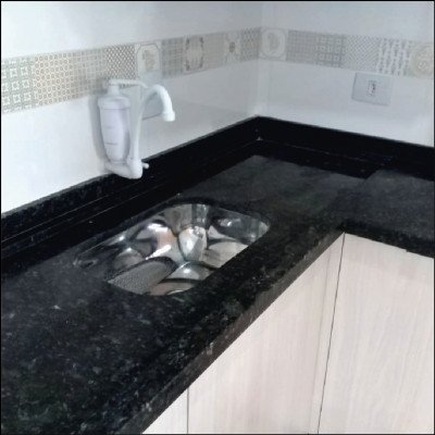 Cozinha em Granito Verde Pérola Sendo Balcão + Pia e Área de Cooktop - imagem 2