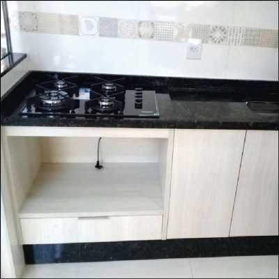 Cozinha em Granito Verde Pérola Sendo Balcão + Pia e Área de Cooktop - imagem 1