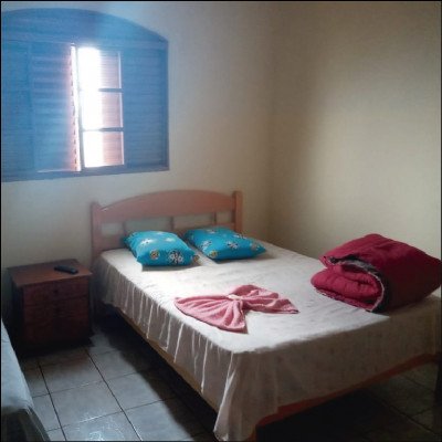 Quarto Com TV E Banheiro