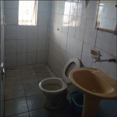 Quarto Com TV E Banheiro - imagem 1