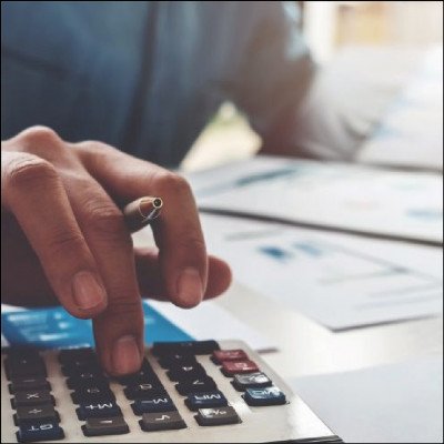 Cálculo de encargos sociais (INSS, FGTS, IRRF)