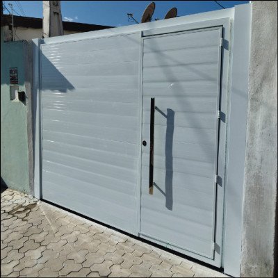 Portão Basculante com Social Embutido de Alumínio