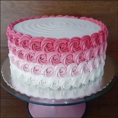 Bolo de Rosas no Degradê do Branco para o Rosa