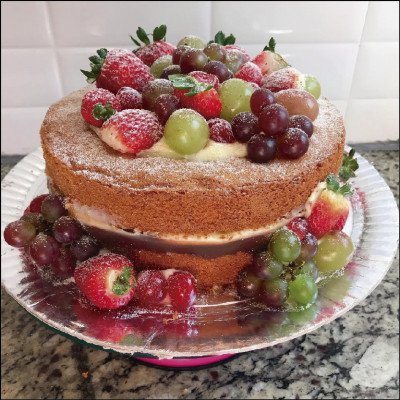 Bolo no Estilo Naked Cake Recheio Dois Amores com Frutas na Decoração