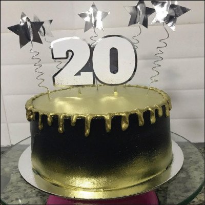 Bolo Dripping Cake em Dourado com Fundo Preto