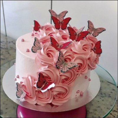 Bolo de Rosas com Decoração de Borboletas com Pérolas