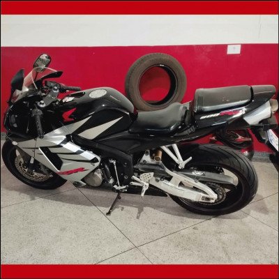 CBR 600 RR Ano 2006 - imagem 1