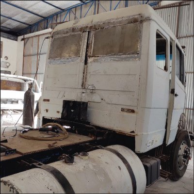 Funilaria e Pintura em Caminhões - imagem 8