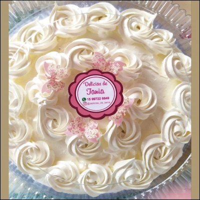 Bolo Branco Recheio de Doce de Leite de Amendoim e Cobertura de Chantilly