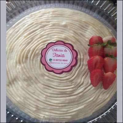 Bolo Sem Adição de Açúcar, Massa Branca Recheio e Cobertura de Brigadeiro Branco com Morango