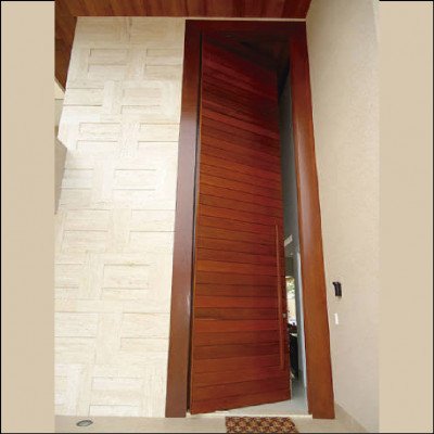 Porta Pivotante em Madeira