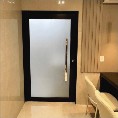 Porta de Giro Com Vidro Jateado e Puxador Inox