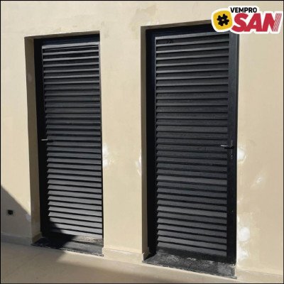 Porta de Giro com Venezianas Ventiladas e Maçaneta