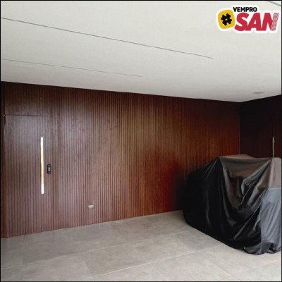 Painel Ripado Amadeirado com Portas Embutidas