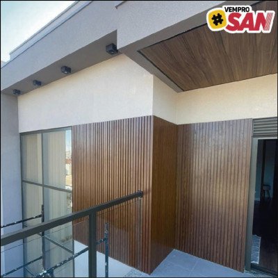 Revestimento em Parede de Painel Ripado Amadeirado