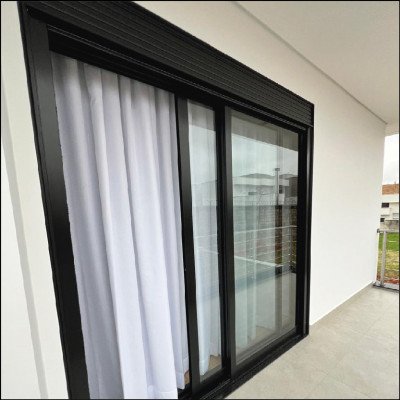 Porta de Correr Linha Gold com Persiana Integrada