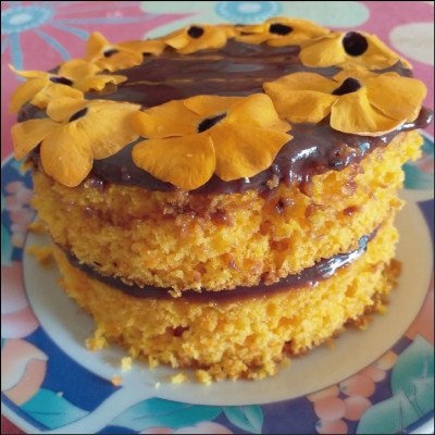 Bolo Caseiro com Flores Comestíveis