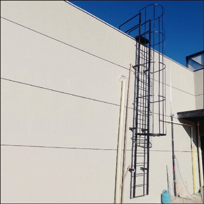 Escada Vertical Fixa com Guarda Corpo