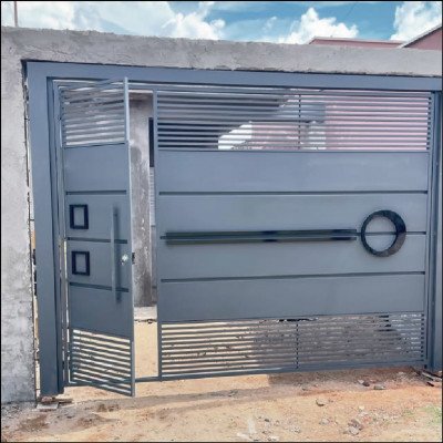 Portão Basculante com Social Integrado