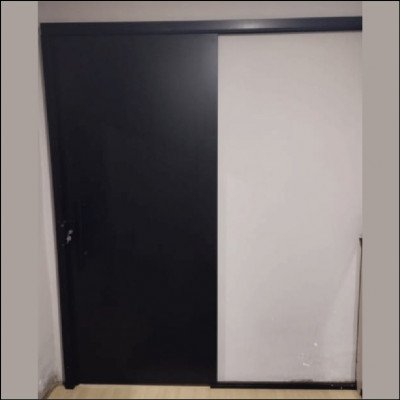 Porta de Correr Atrás da Parede com Pintura Preta