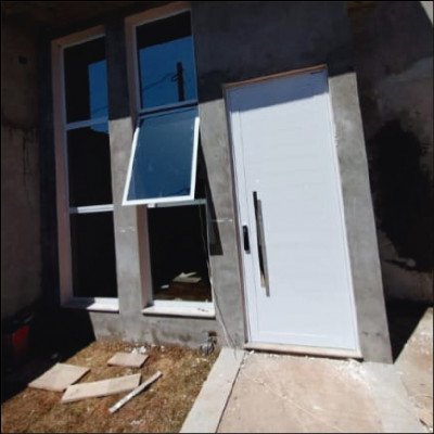 Porta Pivotante com fechadura Digital e Puxador Inox