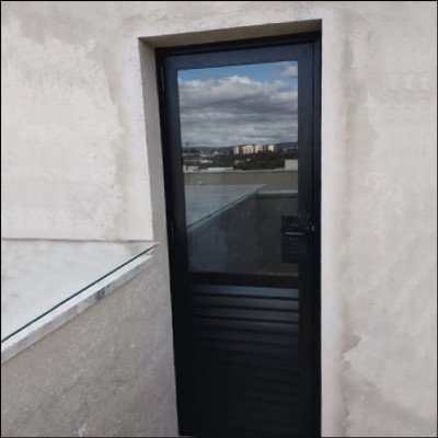 Janela de Giro com Vidros e Paletas Venezianas