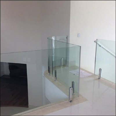 Guarda Corpo em Vidro com Torre de Inox