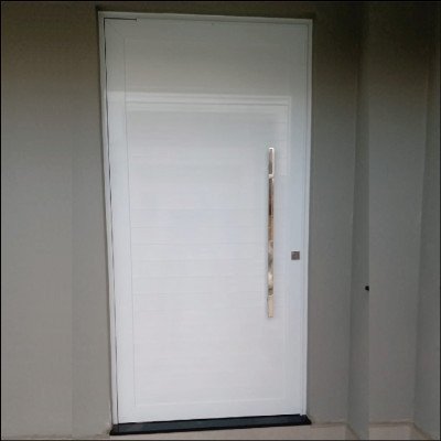 Porta em Esquadria de Alumínio