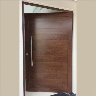 Porta Pivotante em Alumínio Cor Amadeirado