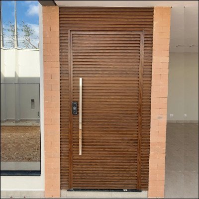 Porta Pivotante Madeira Ripada