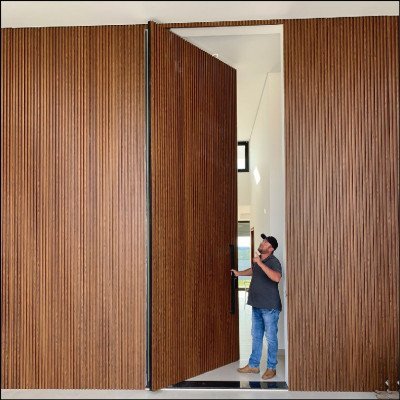 Porta Pivotante Madeira Ripada