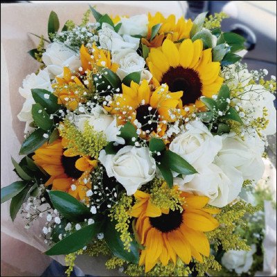 Buquê Especial Composto de Girassóis e Rosas Brancas