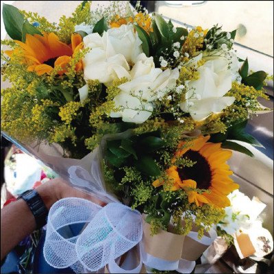 Buquê Especial Composto de Girassóis e Rosas Brancas - imagem 1