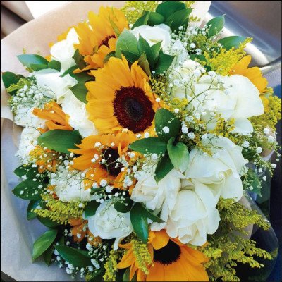 Buquê Especial Composto de Girassóis e Rosas Brancas - imagem 2