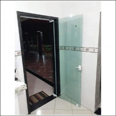 Porta de Abrir Verde com Fechadura de Maçaneta