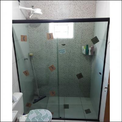 Box de Vidro Verde com Alumínio Preto