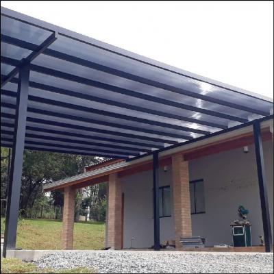 Cobertura de Policarbonato Alveolar Fumê com Estrutura de Alumínio Preto