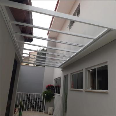 Cobertura de Policarbonato Compacto Incolor com Estrutura de Alumínio Branco