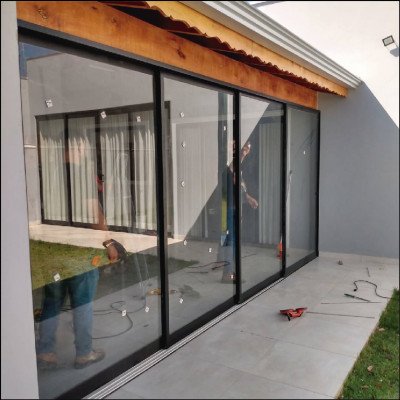 Portas em Esquadrias de Alumínio