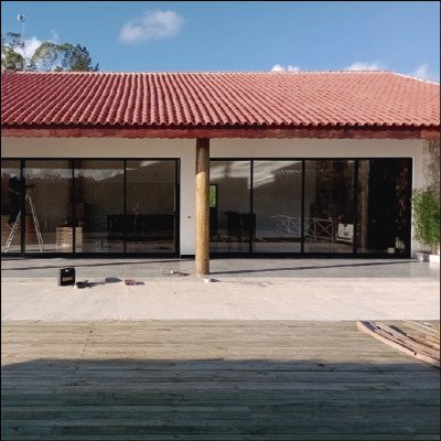 Portas em Esquadrias de Alumínio