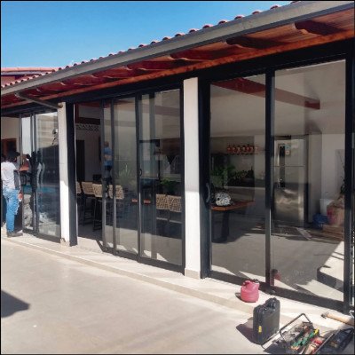 Portas em Esquadrias de Alumínio